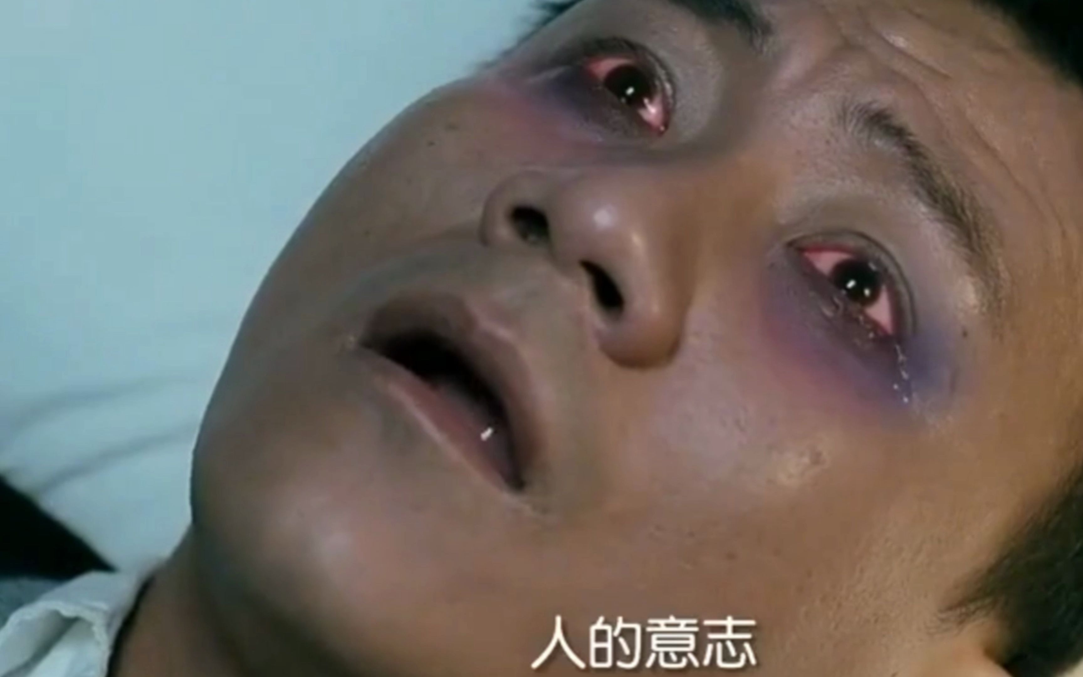 别人抽烟用嘴,胡军抽烟用眼睛,牛逼!