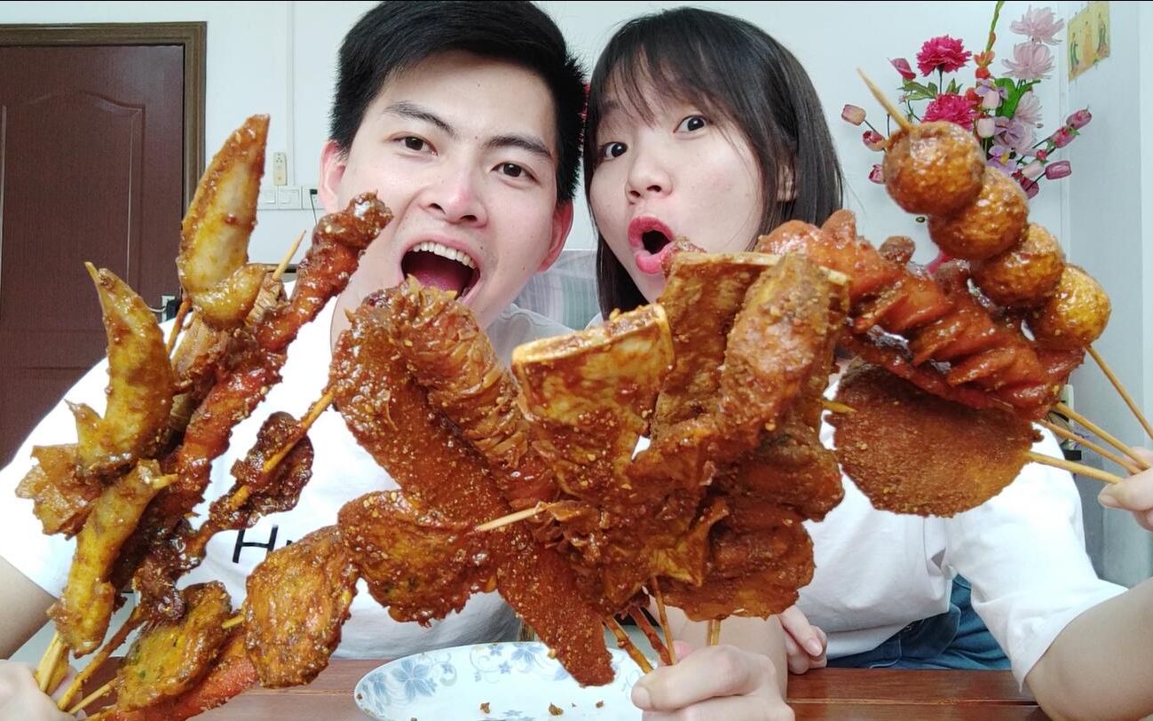 买光炸串摊所有种类要花多少钱?竟然把小两口都吃撑了!