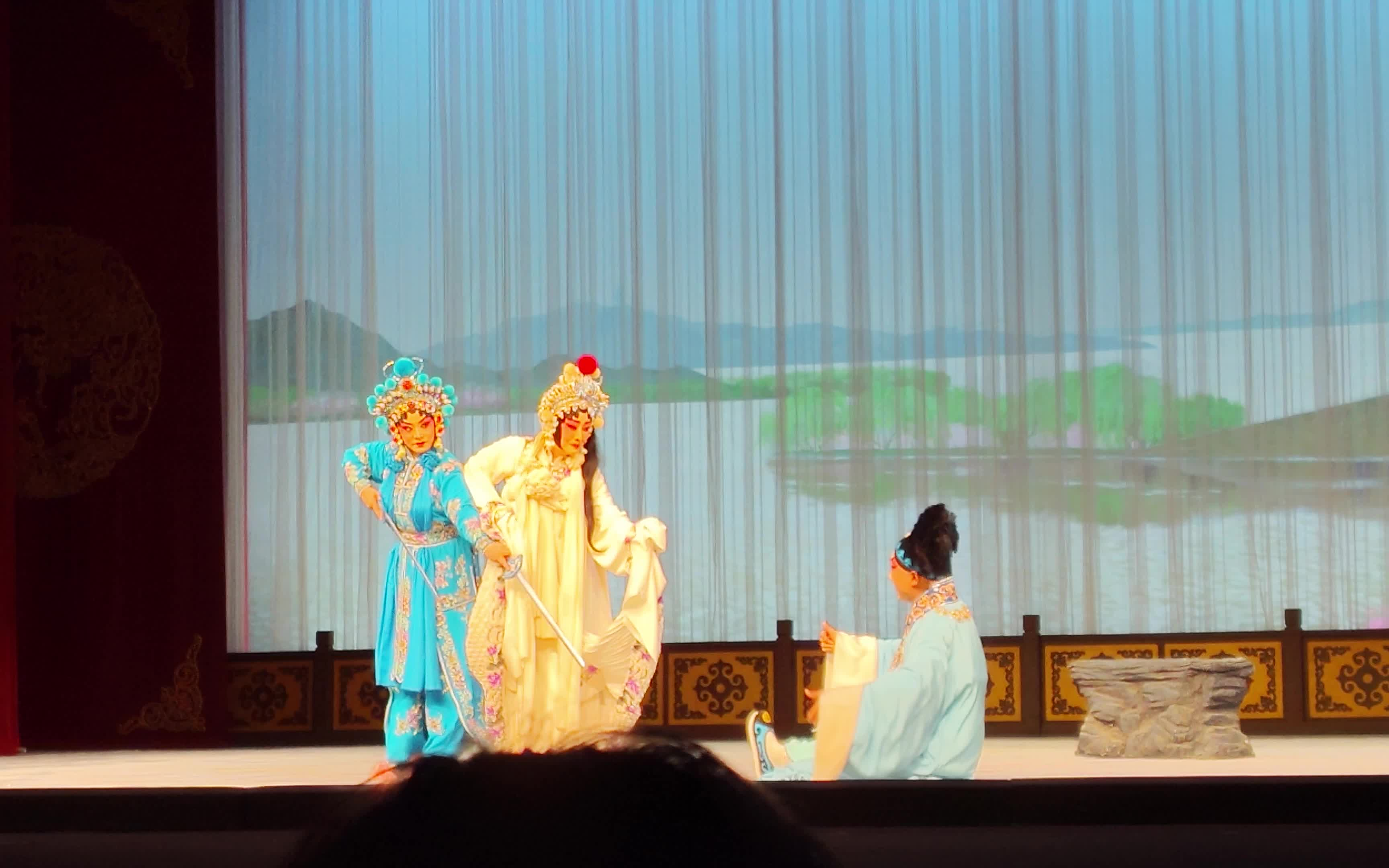 湖北省京剧院端午上演京剧《白蛇传》中"游湖"和"断桥"两折.