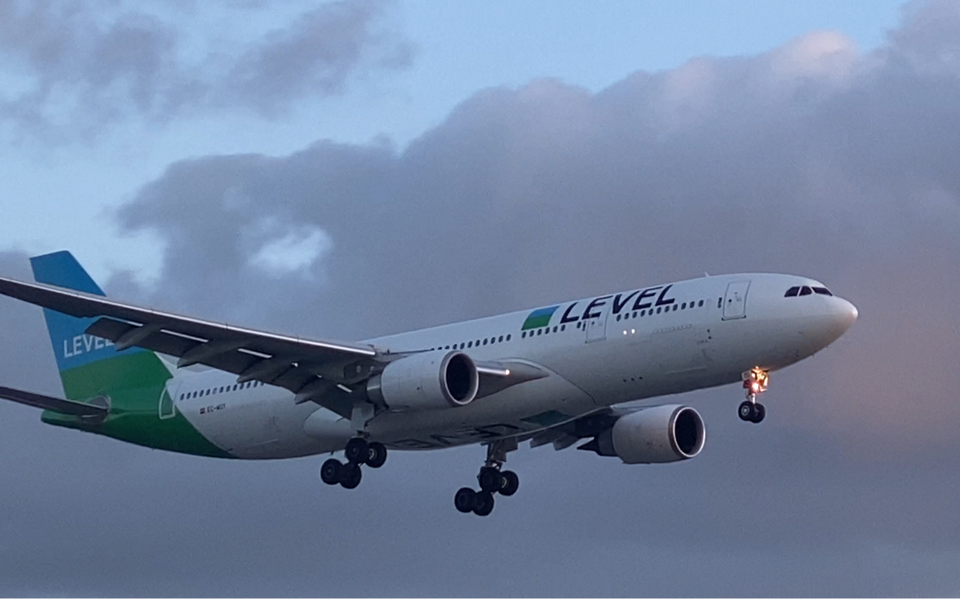 西班牙国家航空旗下level空客a330-200希思罗机场降落