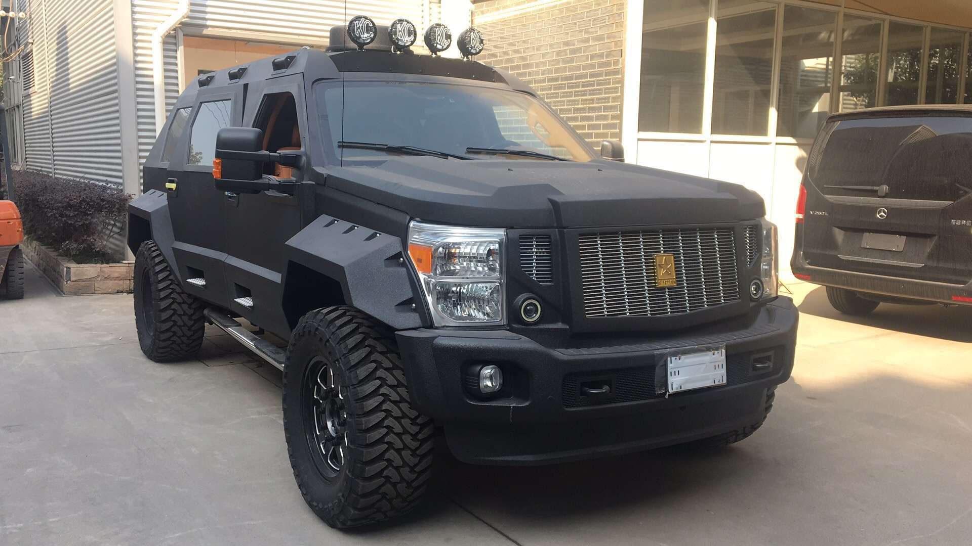 申城小伙花320万买辆乔治巴顿,晒朋友圈时其父的座驾更有辨识度