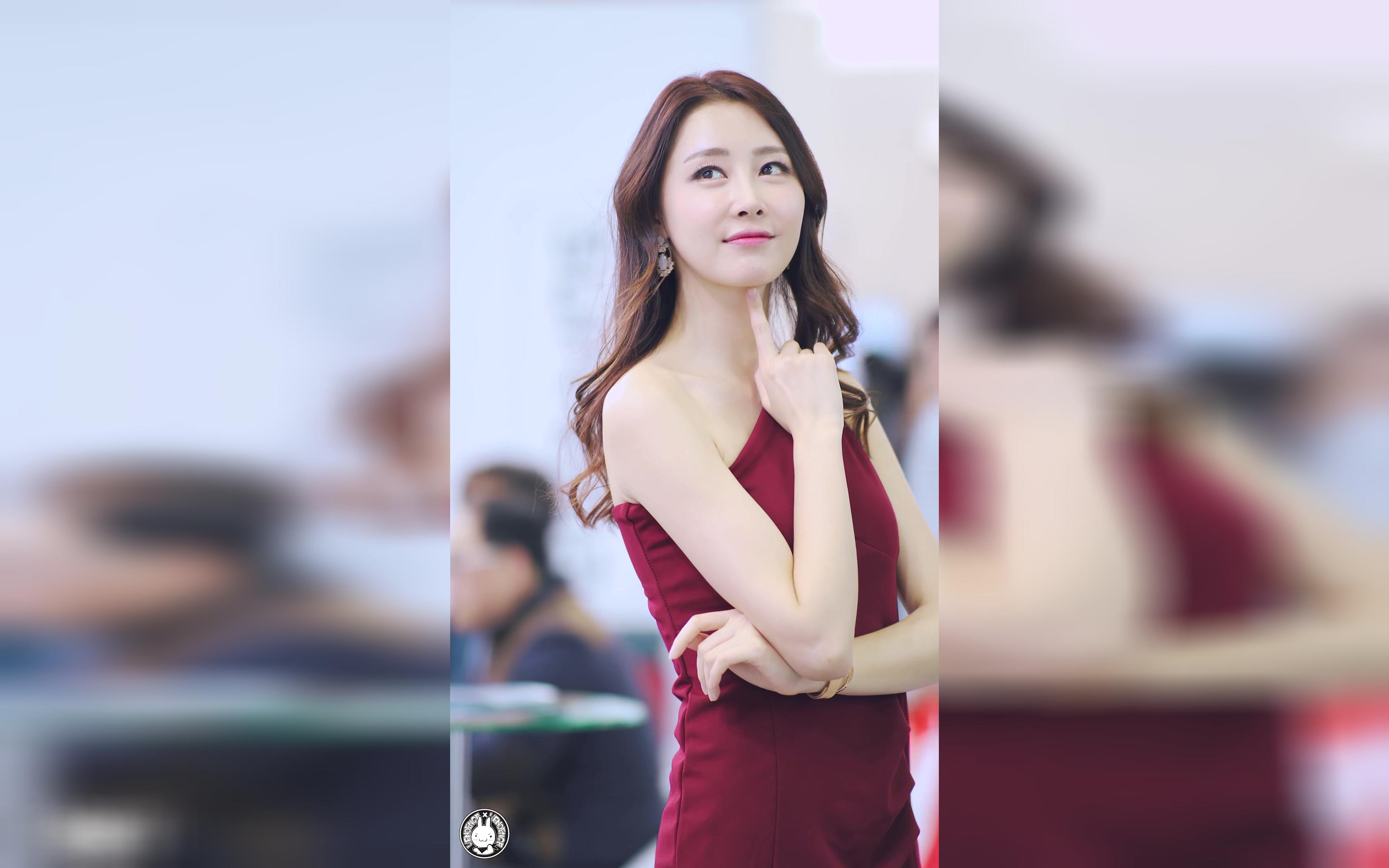 2018secon展览会上红色长裙的美女模特身材好好