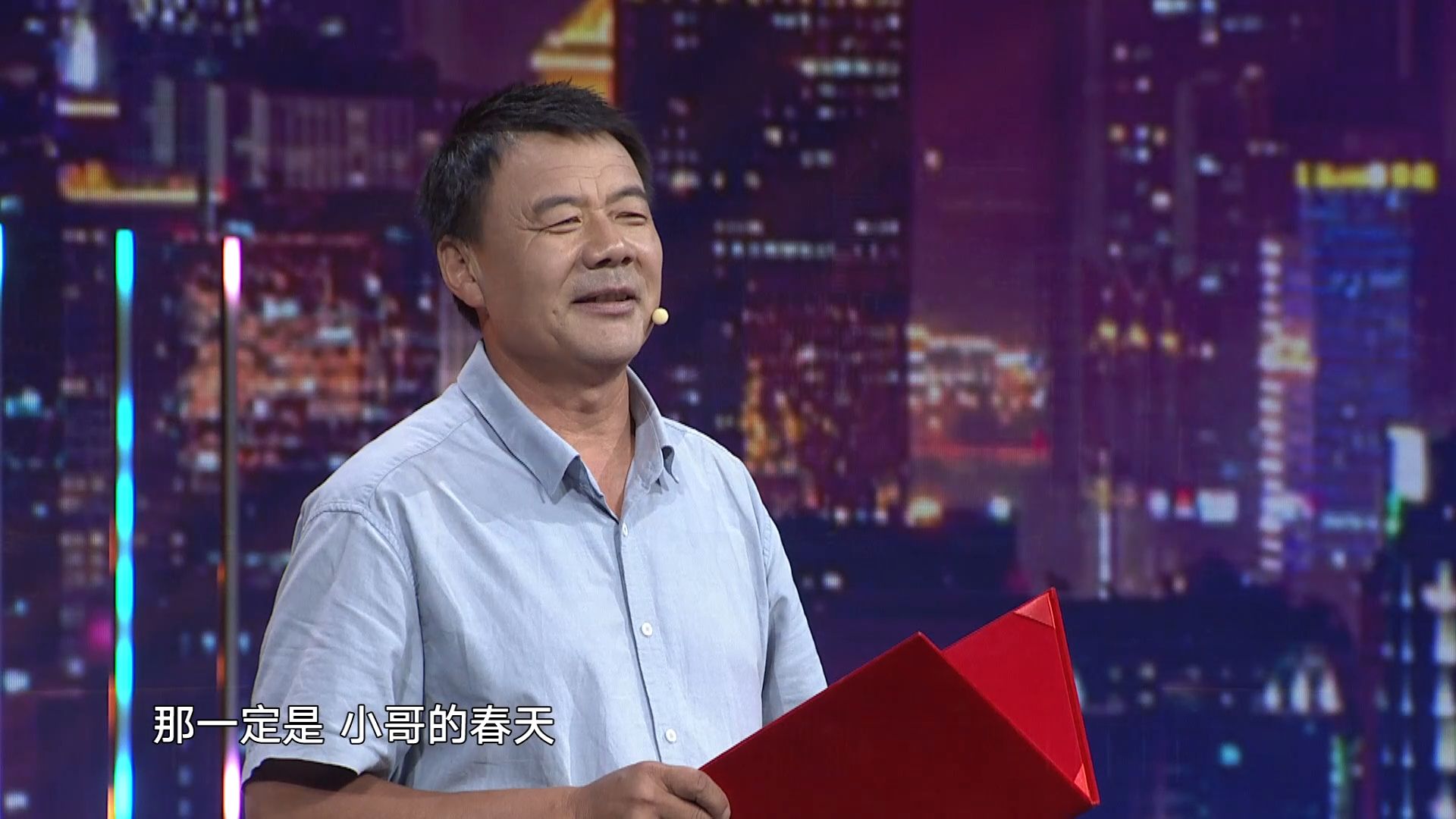 “外卖诗人”王计兵则带来配乐原创诗朗诵《低处飞行》