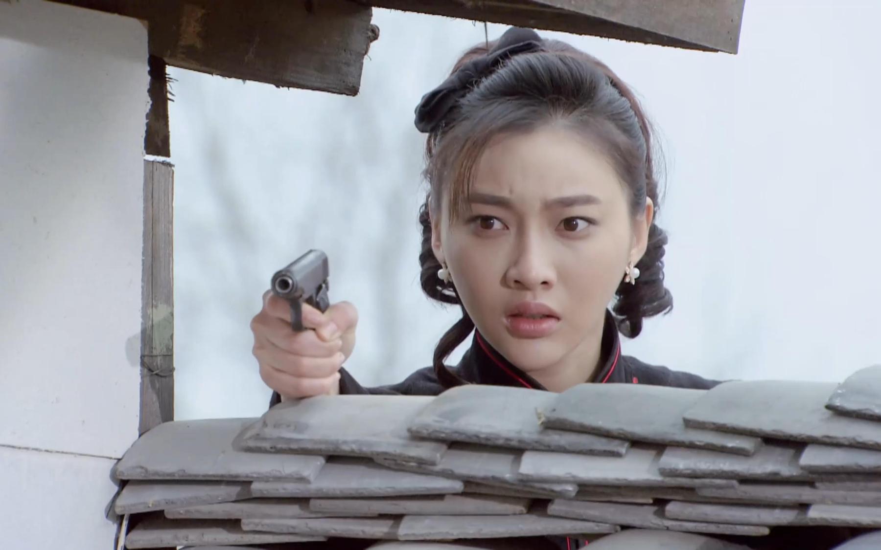 烽火线连长躺床上养伤谁料女杀手埋伏在墙外子弹上膛瞄准他