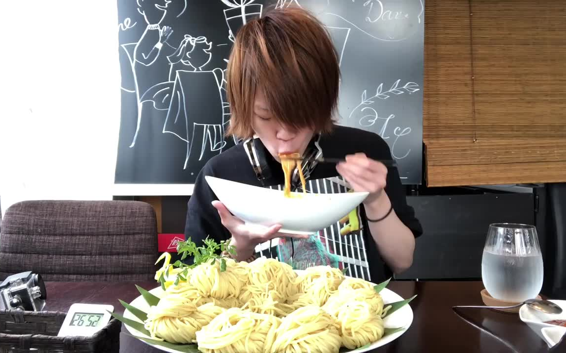 日本大胃王draco吃播耳机小哥挑战虾和西红柿的意大利面