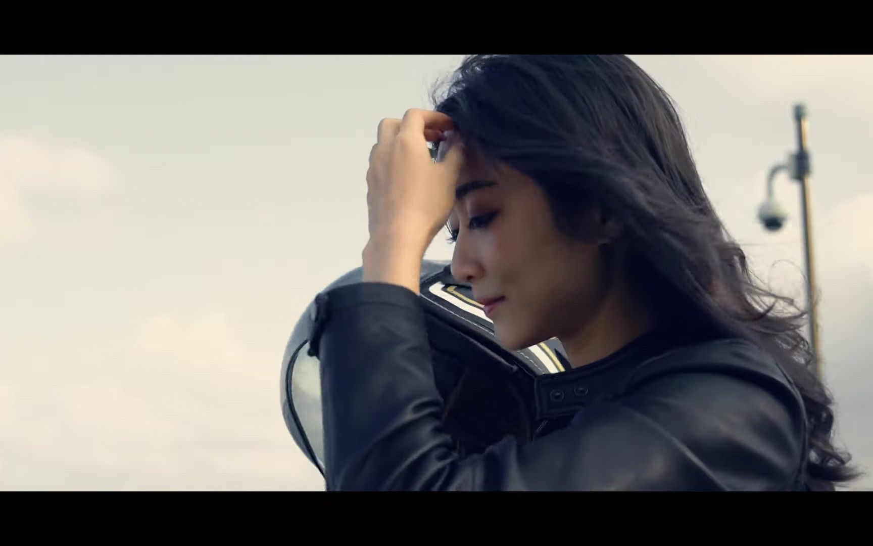 骑cb300r的美女骑士 vr1发光彩绘头盔简直绝配!