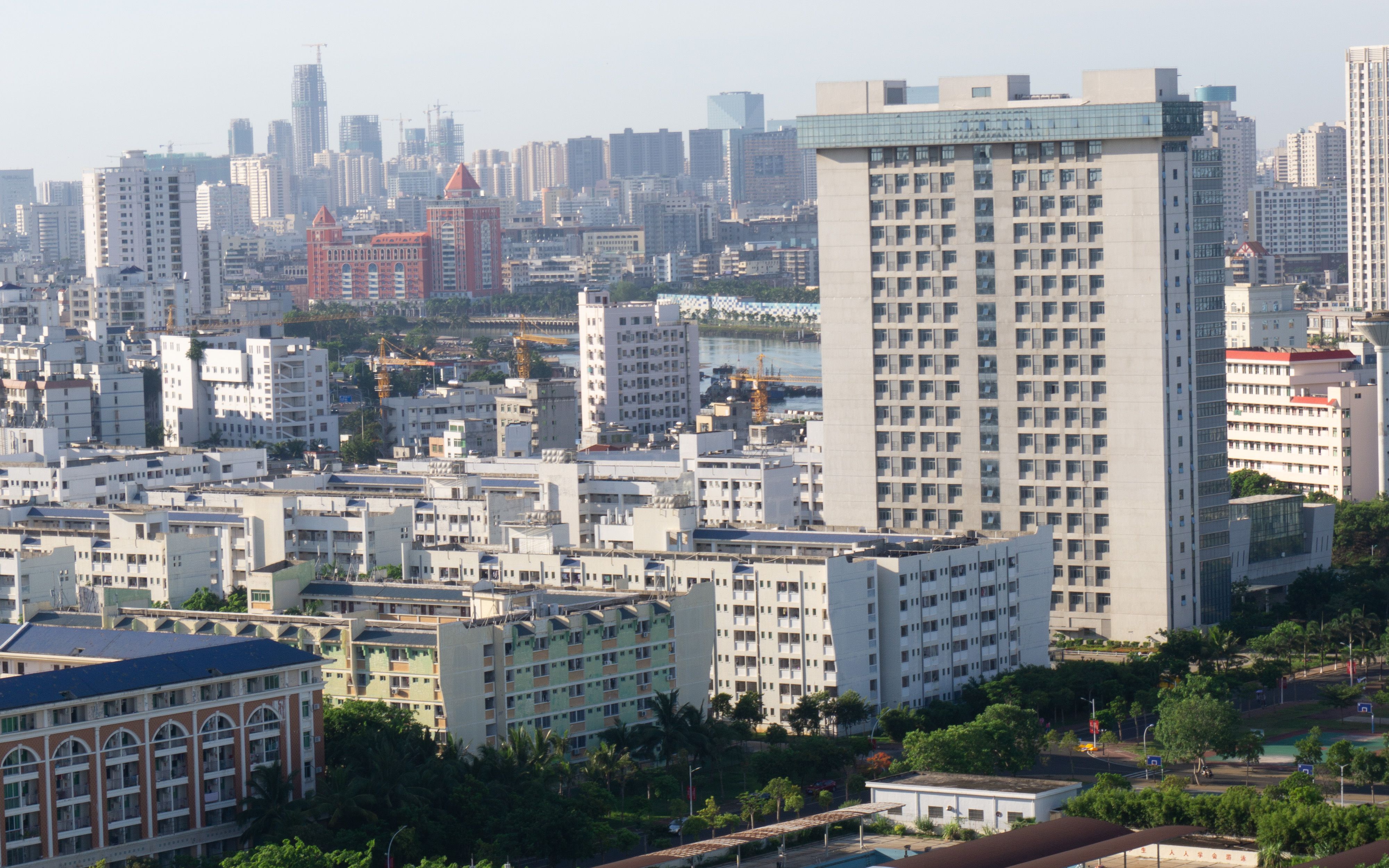 [图]【海南大学】三教钟楼的明月与星辰是向远方启航的起点。晨光与夕阳，在天，在云，在水，永远最美的海大。