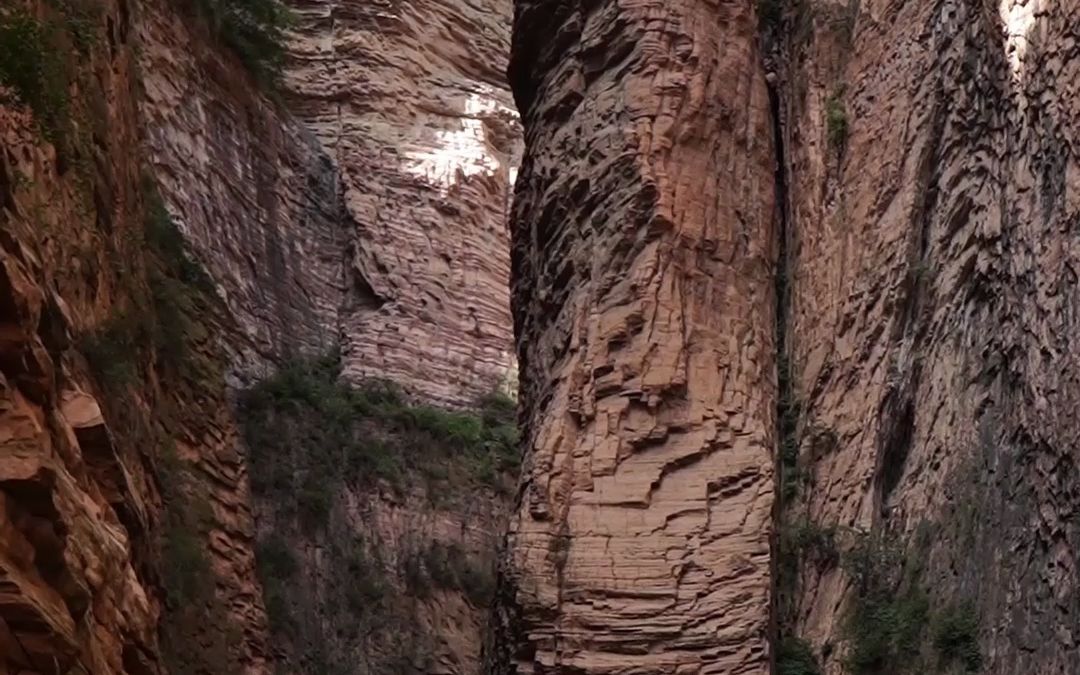 红绿辉映.山水黎城,这就是著名的黄崖洞兵工厂.在这里,八路军将士依靠黄崖洞“一夫当关、万夫莫开”的雄关险要,进行了著名的黄崖洞保卫战哔哩哔...