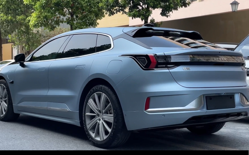 极氪001不一样的电光蓝哑光车衣