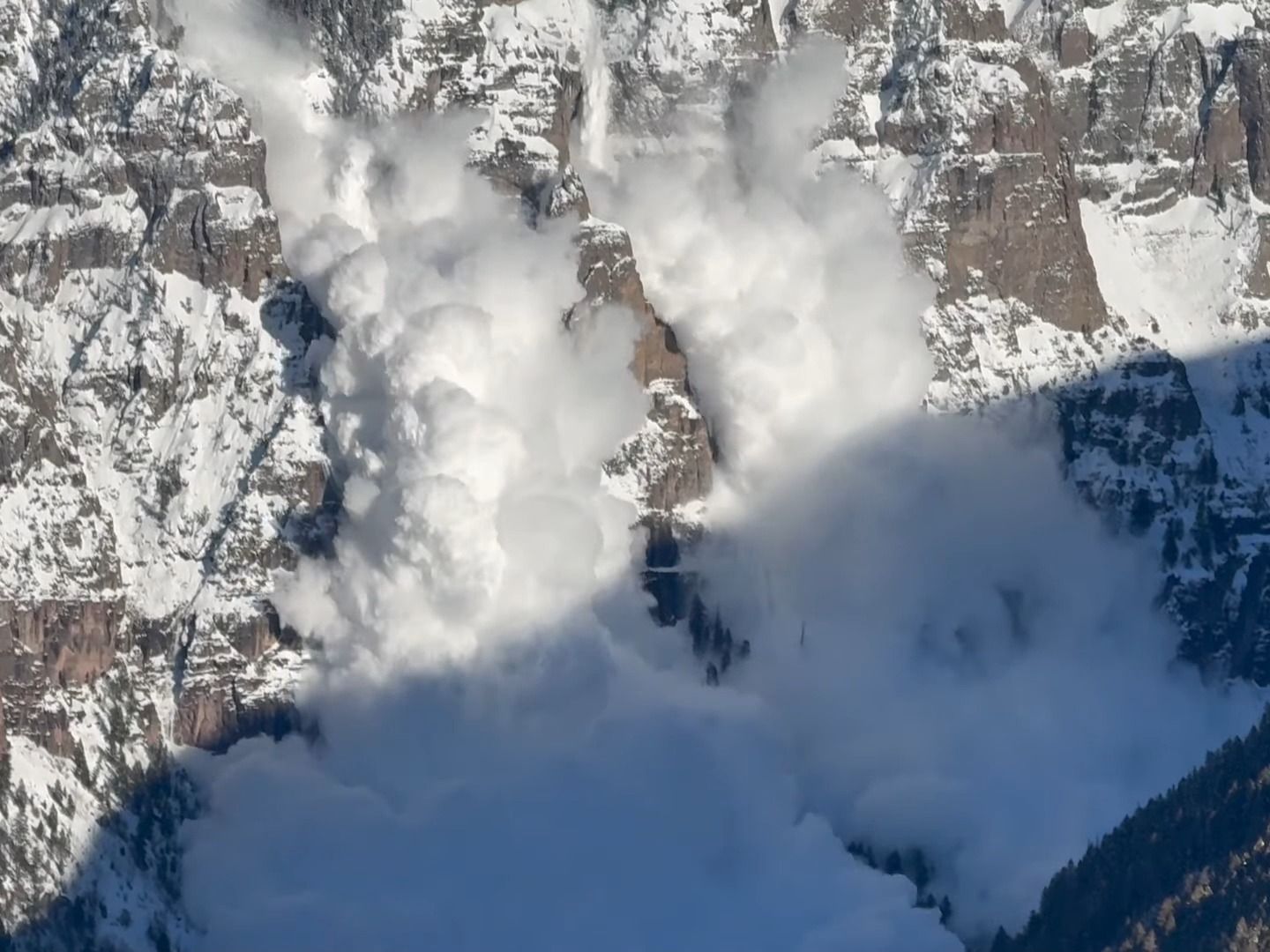 纯欣赏,阿贾克斯峰的"人造"雪崩