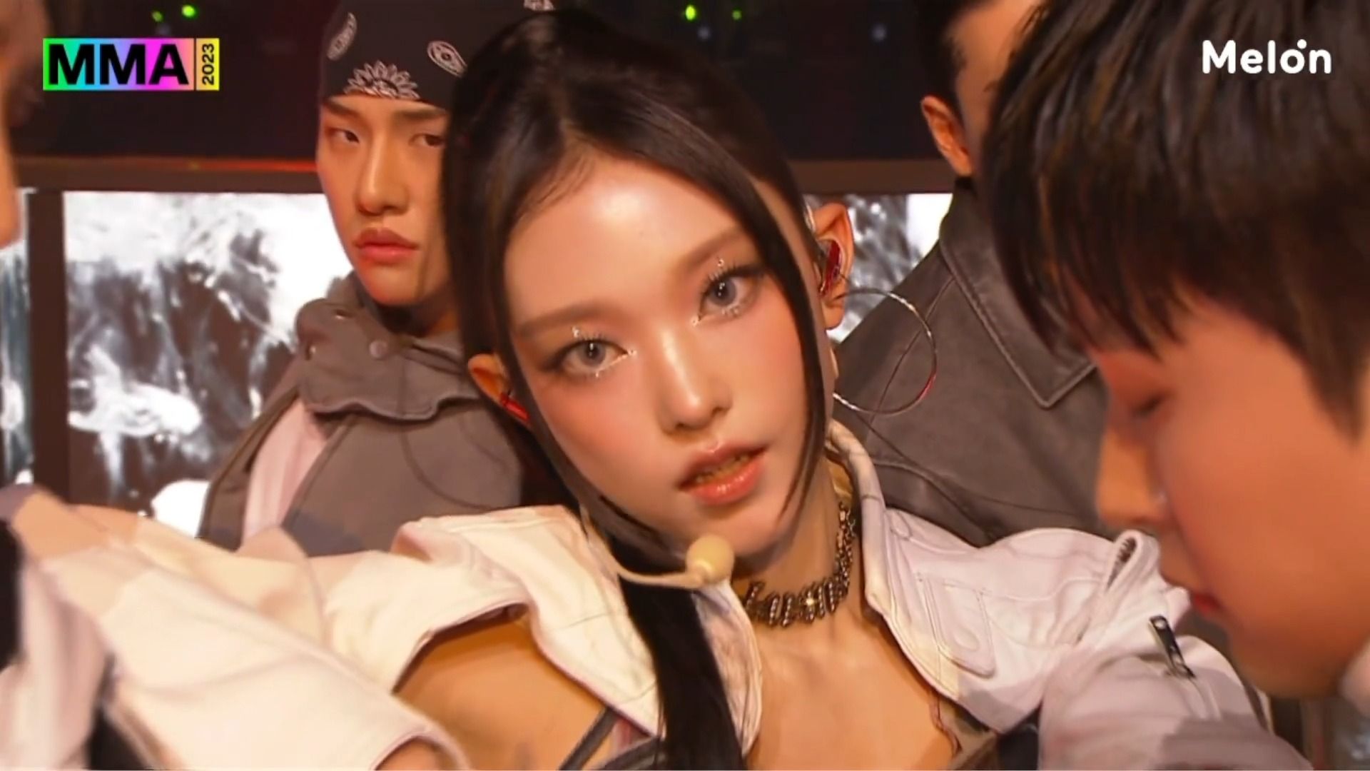 yg权氏兄弟伴舞!#mma2023颁奖礼# newjeans歌曲《newjeans(mma ver.