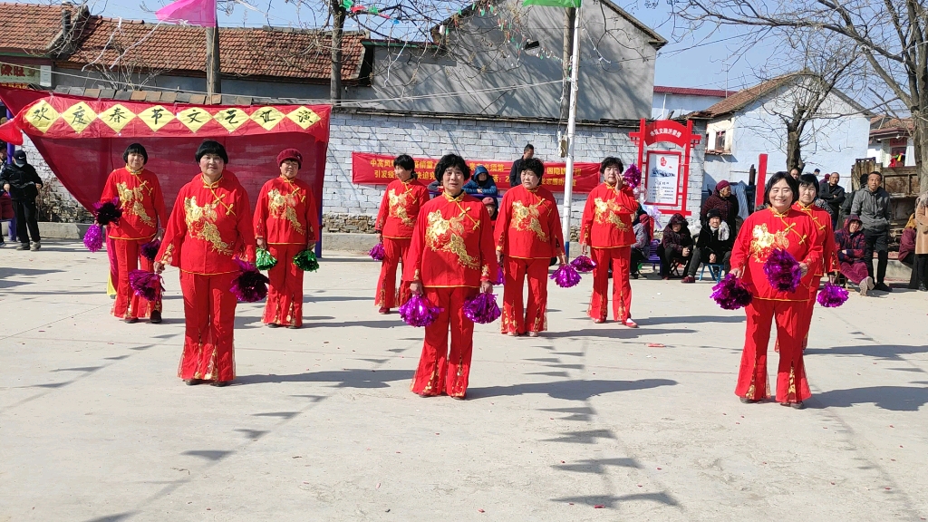 [图]龙家圈柳泉村广场舞《送祝福》