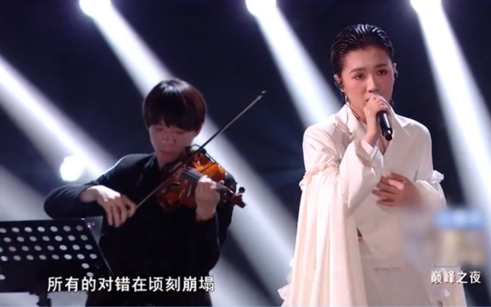 [图]#中国好声音总决赛巅峰之夜#梁玉莹 成为了本季中国好声音总冠军！同时也要恭喜#李克勤 导师蝉联好声音冠军导师