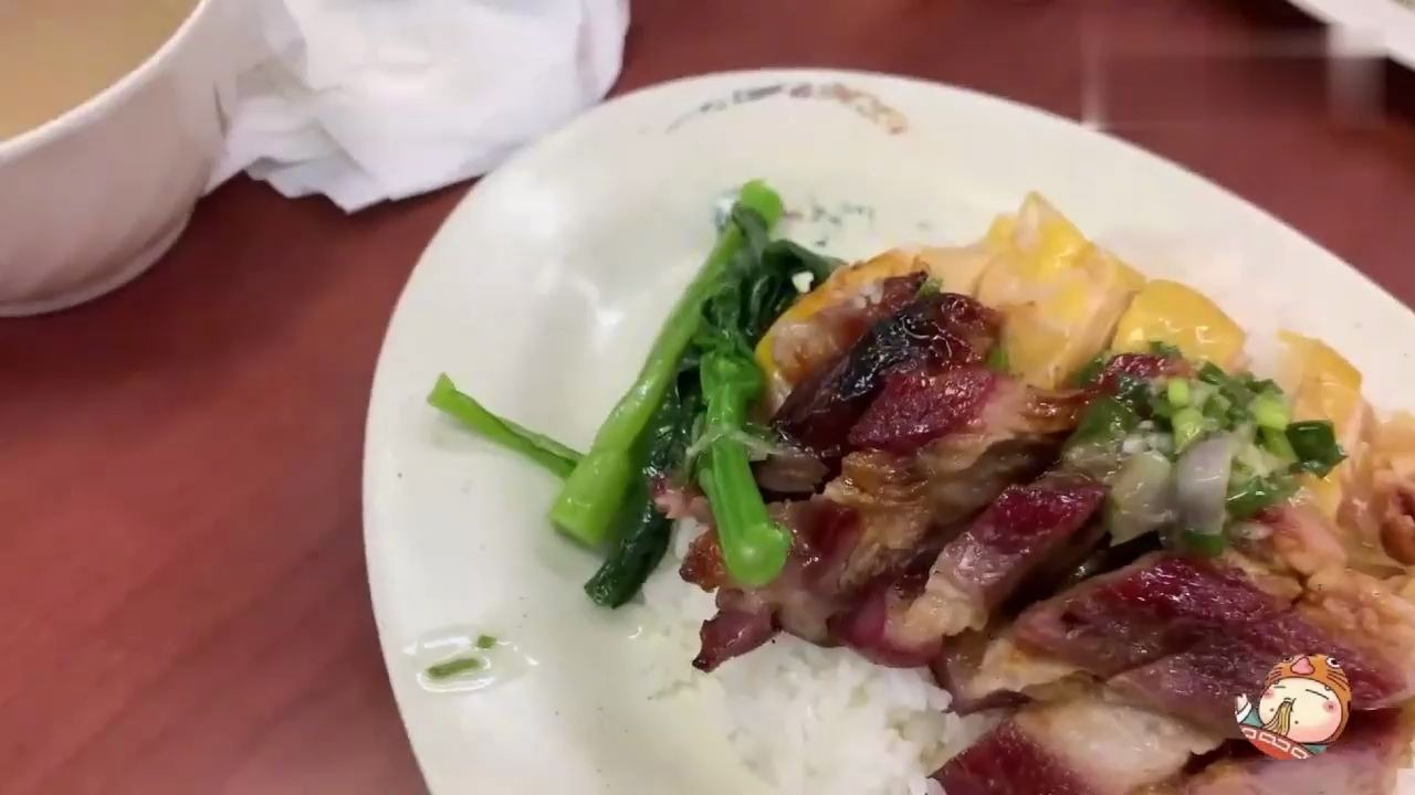 一碗高逼格的香港碟头饭双拼烧腊一根菜一颗蛋的完美组合