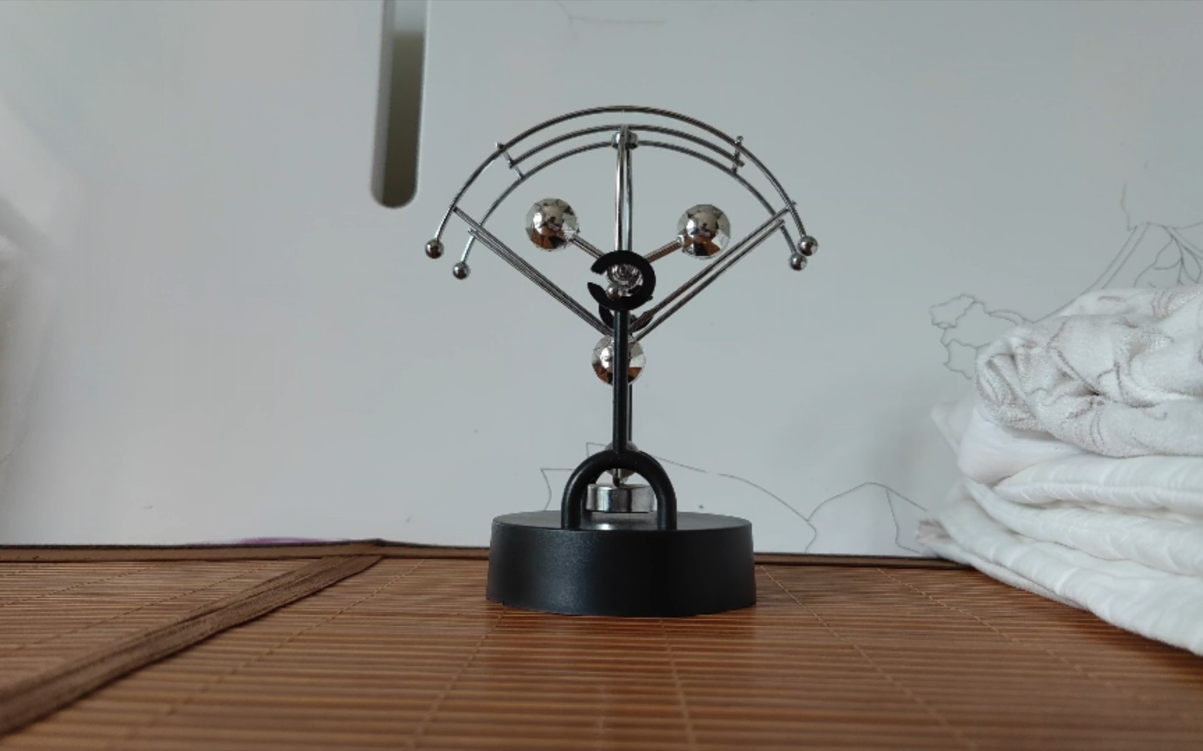 商店卖的小玩具"永动机"