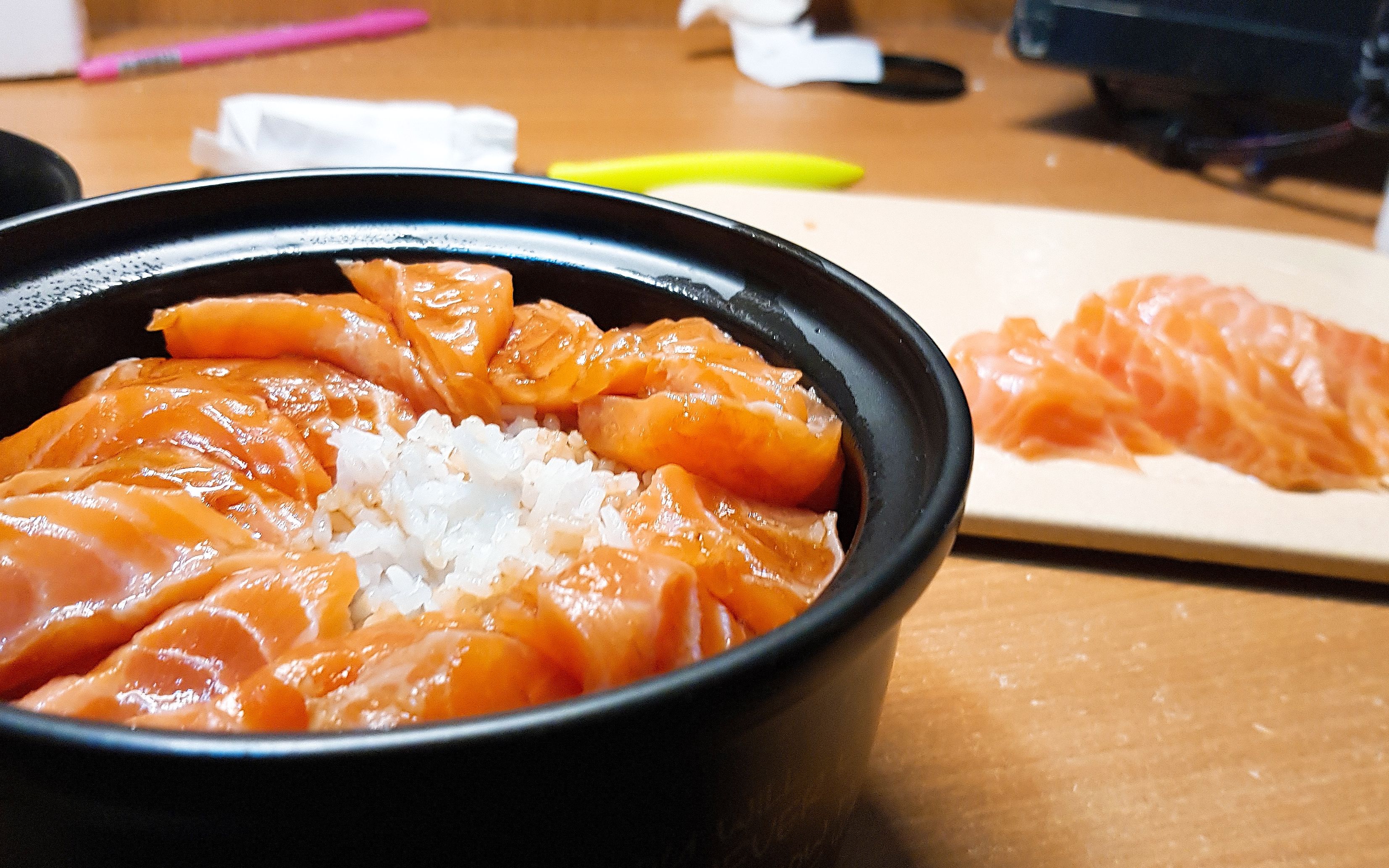 宿舍料理伪一分钟教你在宿舍里不用锅做一份有牌面的三文鱼盖饭