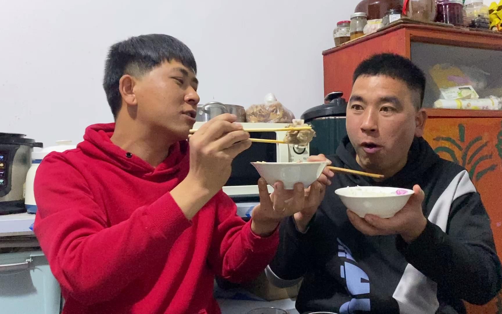 农村哥俩关系好,弟弟回家过年想吃肉,哥哥主动夹了一大块