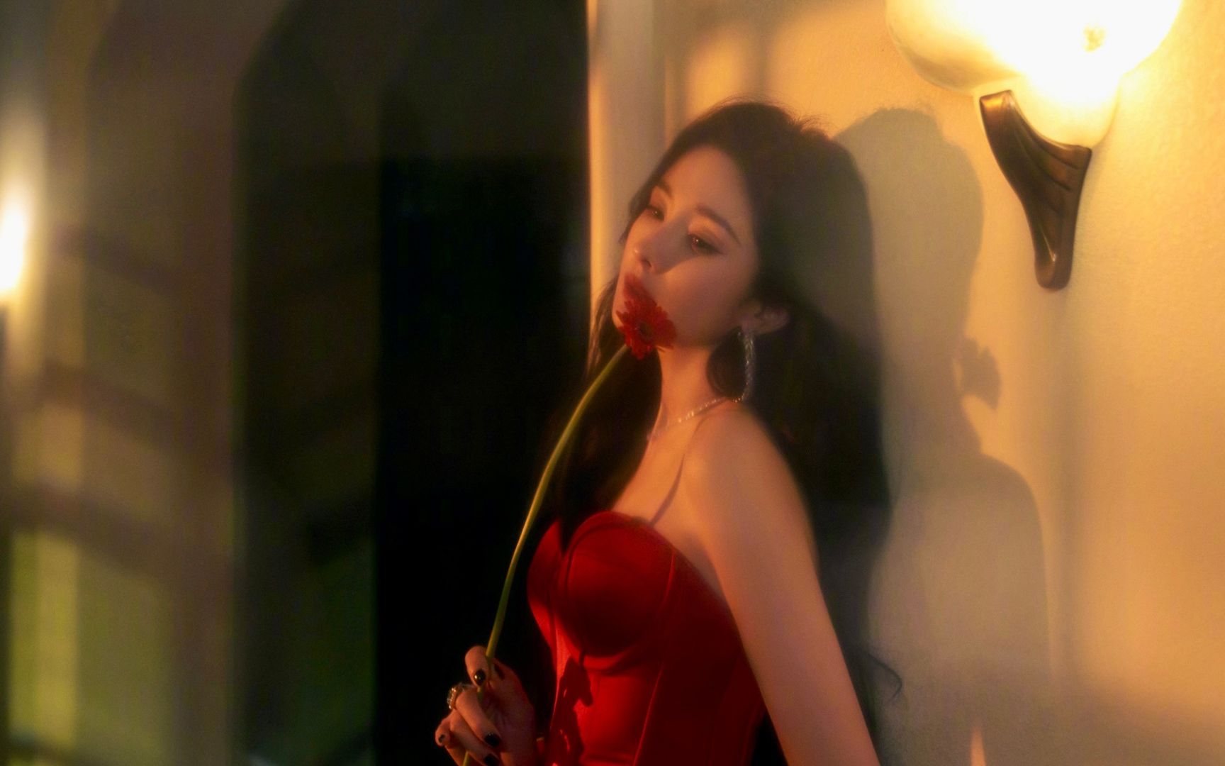 杨幂微博之夜红毯造型热情火辣,风情万种艳光四射美艳度拉满