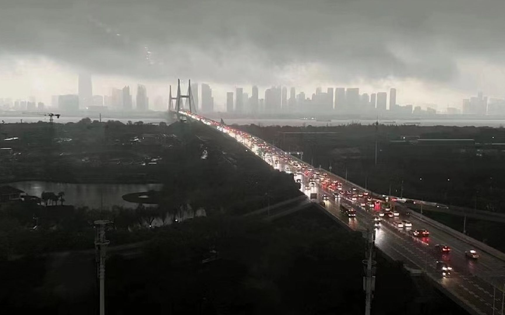 突降暴雨武汉一秒天黑 行驶车辆纷纷打开车灯哔哩哔哩bilibili