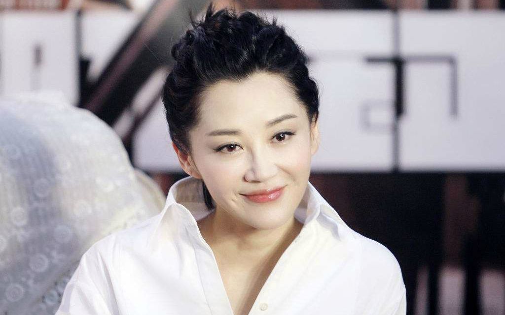 貌美如花的许晴,两段情感不欢而散,今50岁未嫁单身一人