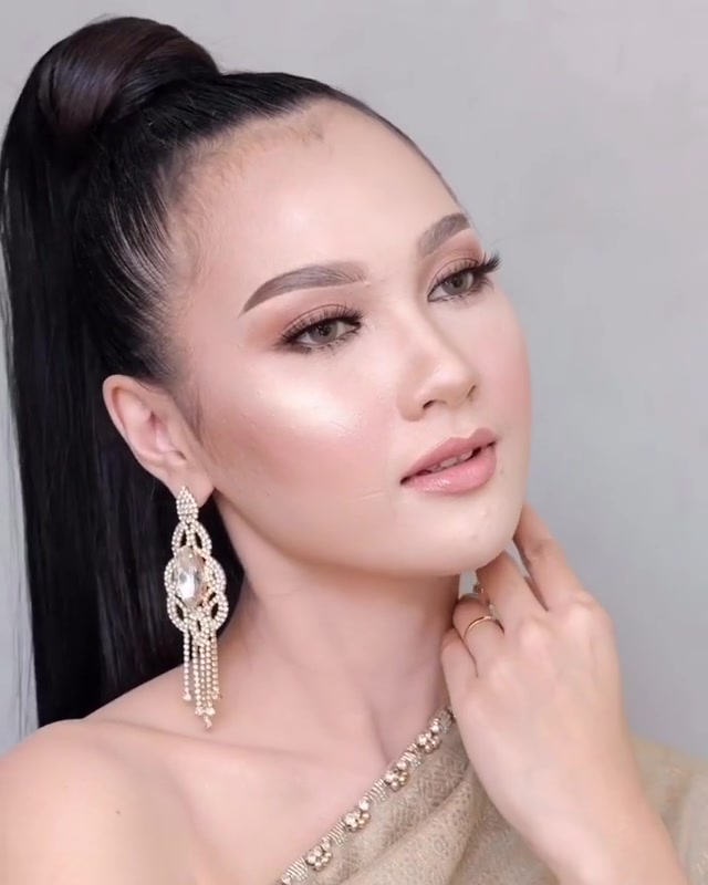 这样厚重的东南亚妆容你喜欢吗?