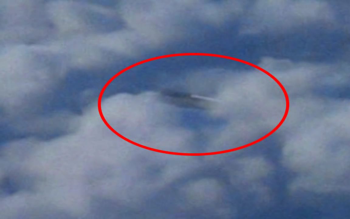 飞机上拍摄到躲藏在层里的巨型不明飞行物