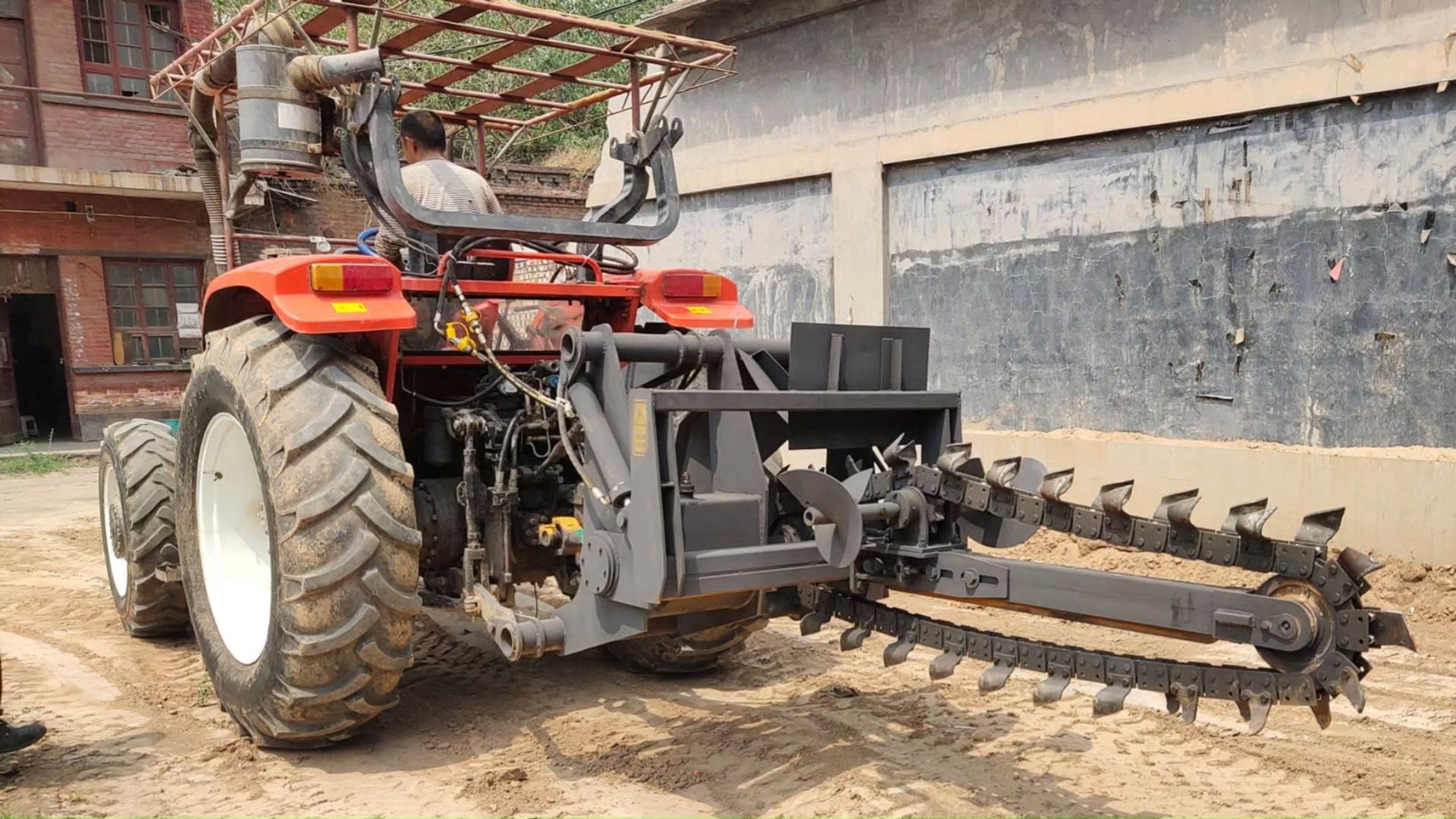工程埋管道链条开沟机 村庄埋线埋电缆挖沟机 自来水管道开槽机 农田