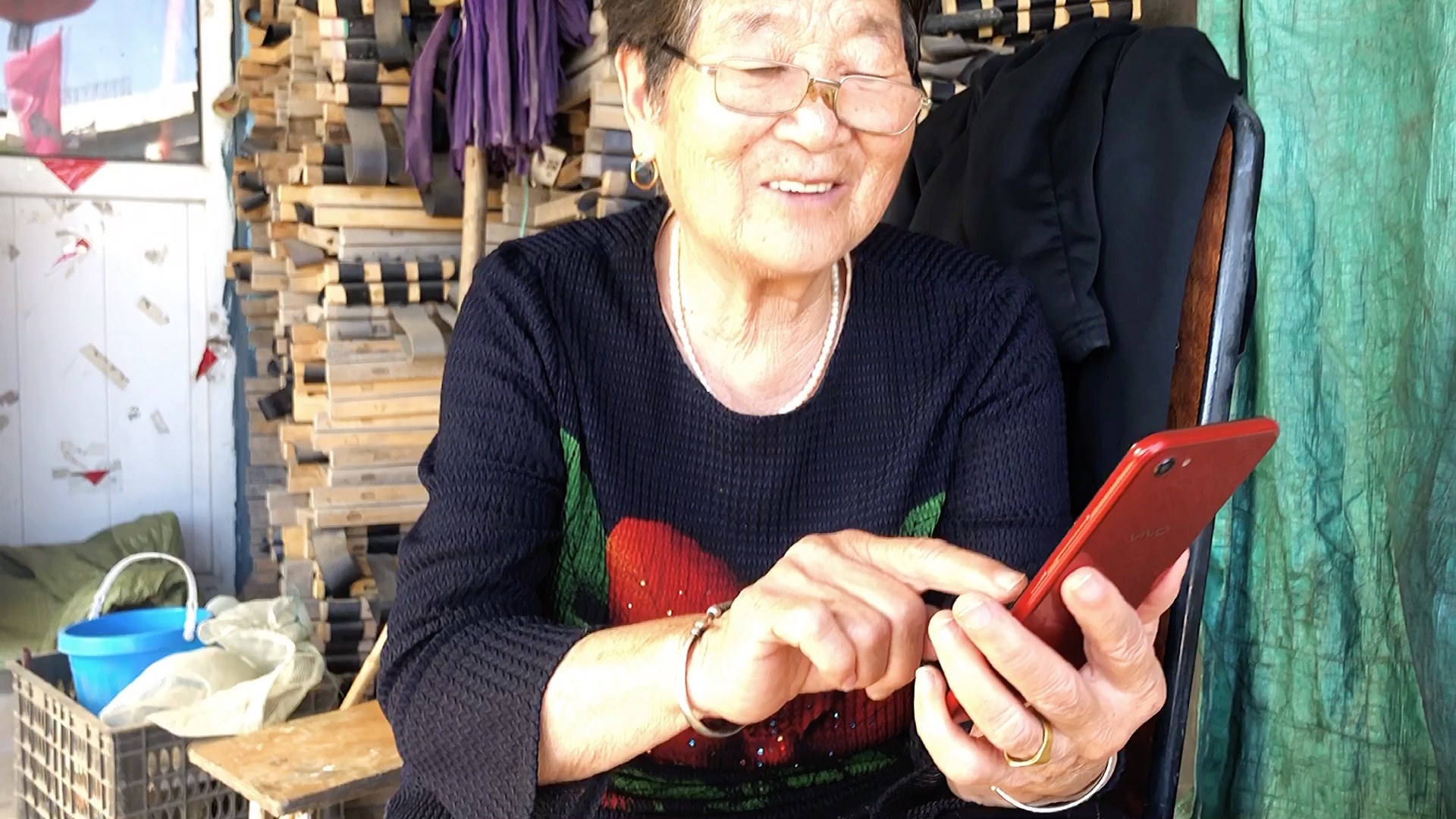 农村老年人玩手机刷视频的真实状态,真的太可爱!