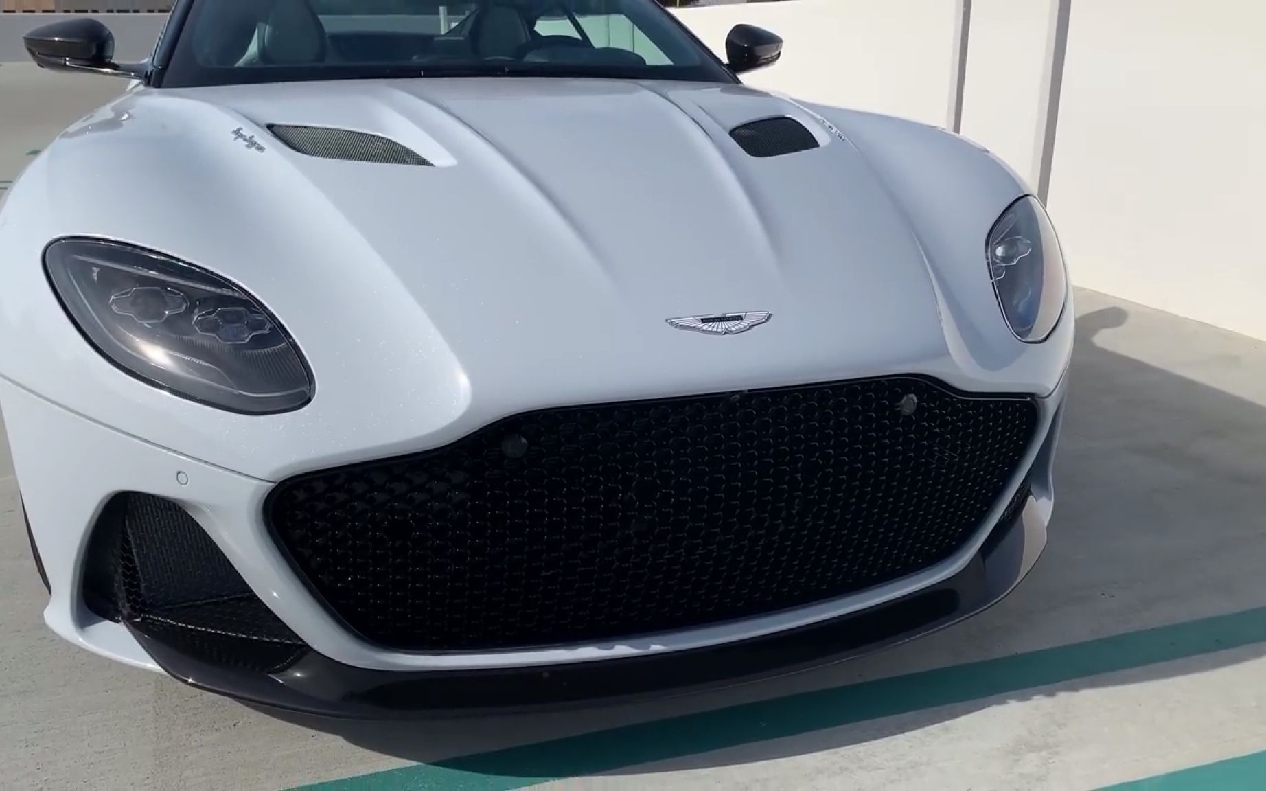 376.8万 !阿斯顿马丁的旗舰跑车 2019最新 阿斯顿马丁DBS Superleggera 长什么样?!哔哩哔哩bilibili