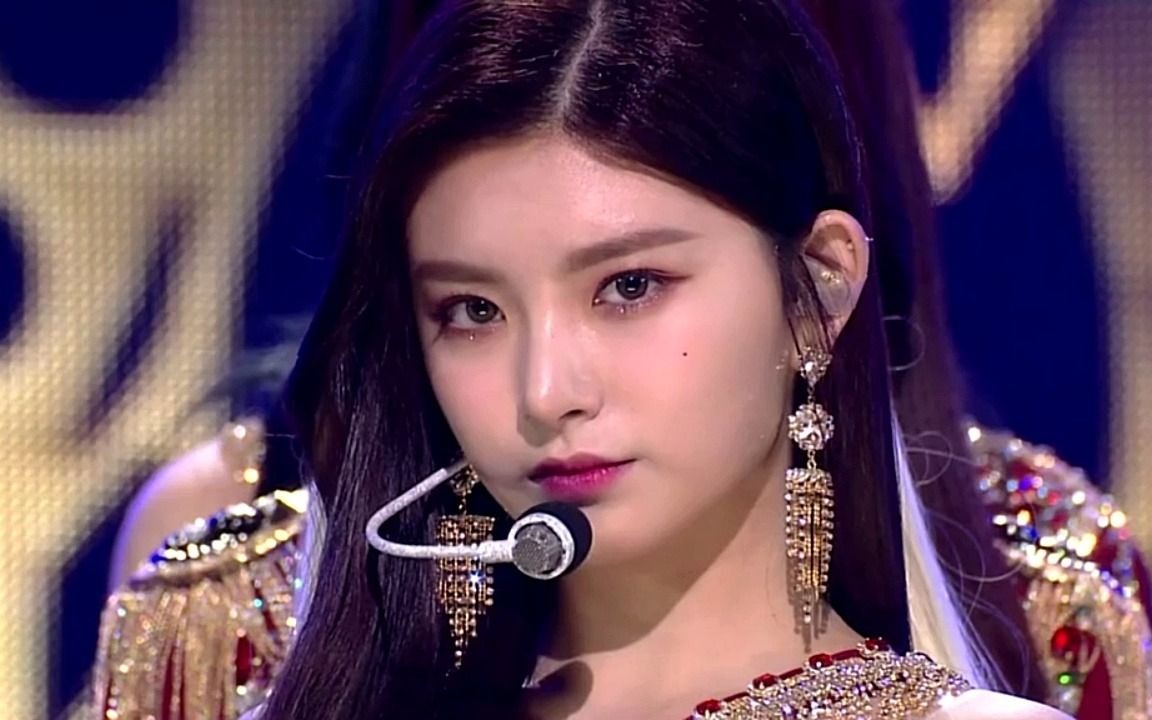 everglow最新打榜现场,王怡人红造型绝美?镜头一直在找她