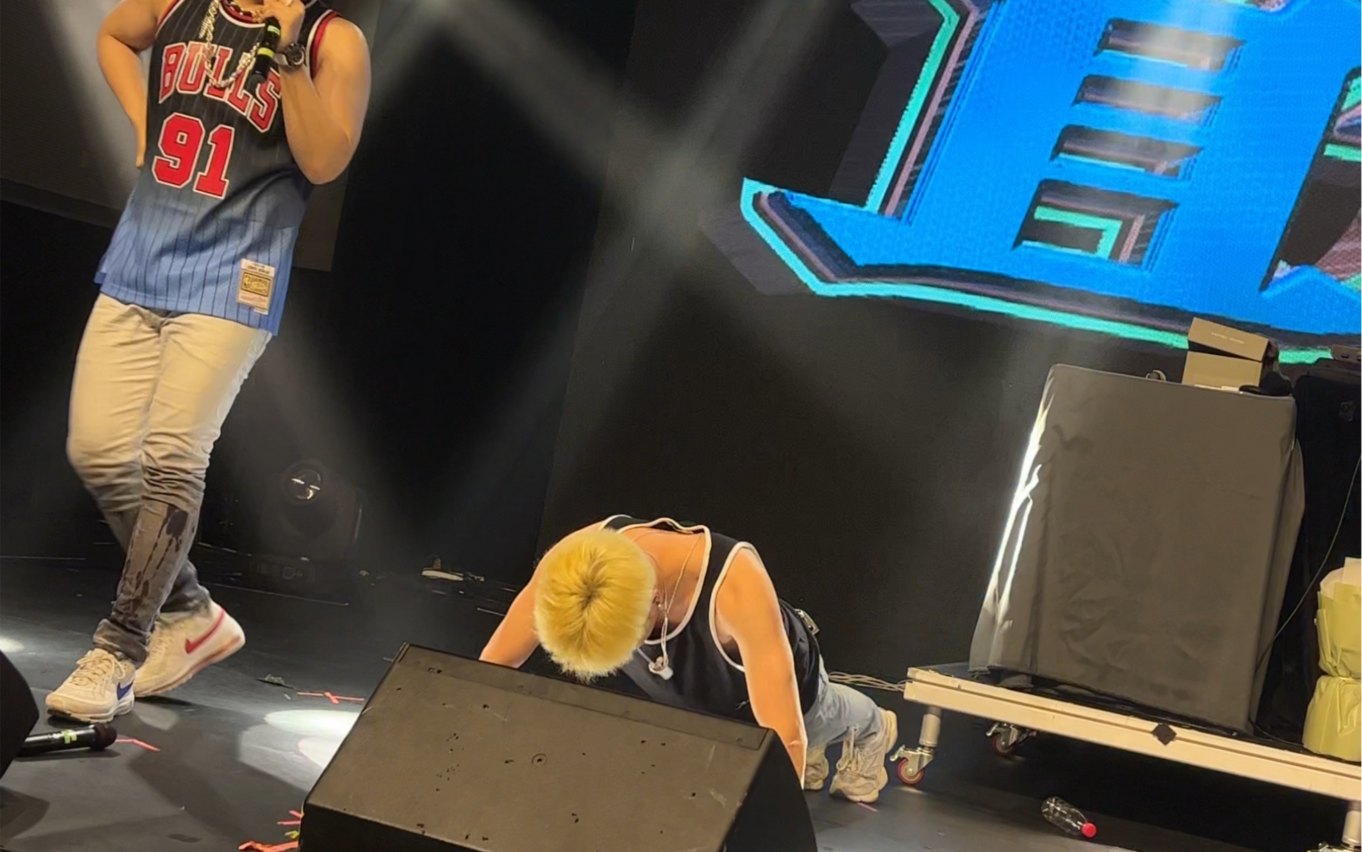 谢子通和罗昉芊pk俯卧撑哈哈哈哈哈哈加看戏的姜孜戈