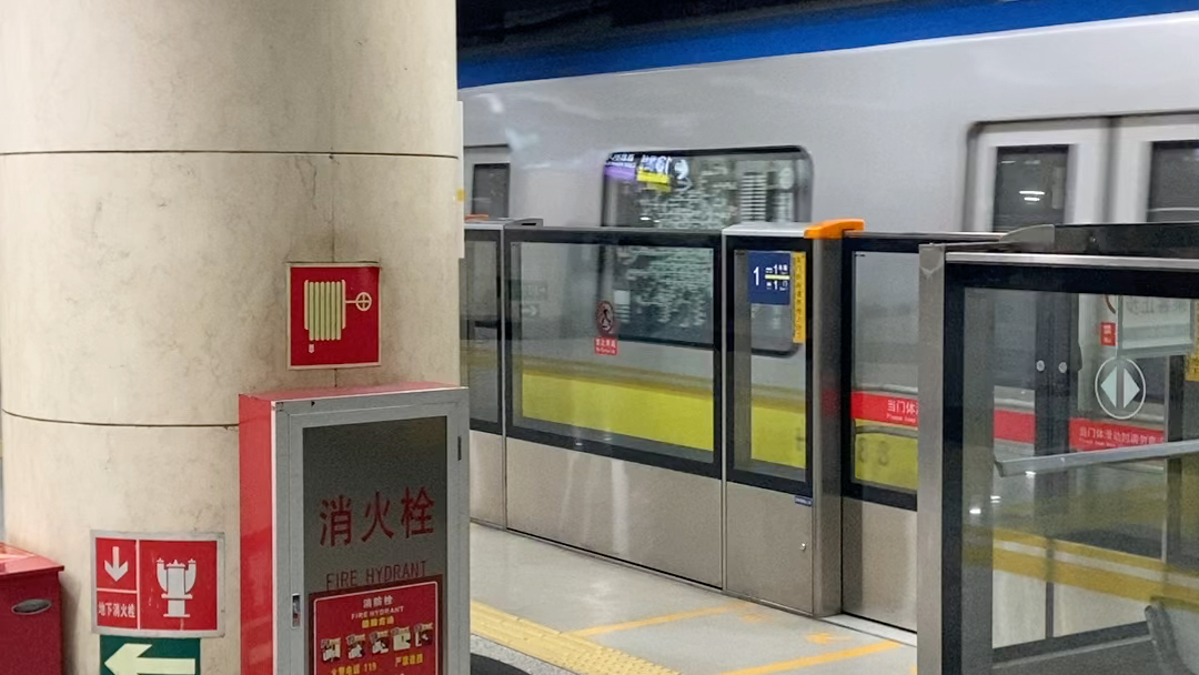 北京地铁13号线东直门出站