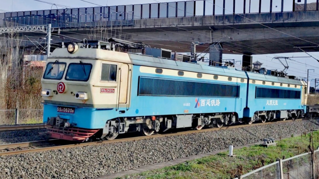 宝成铁路,西局新段ss4g 0620牵引24030次货运列车通过德阳站