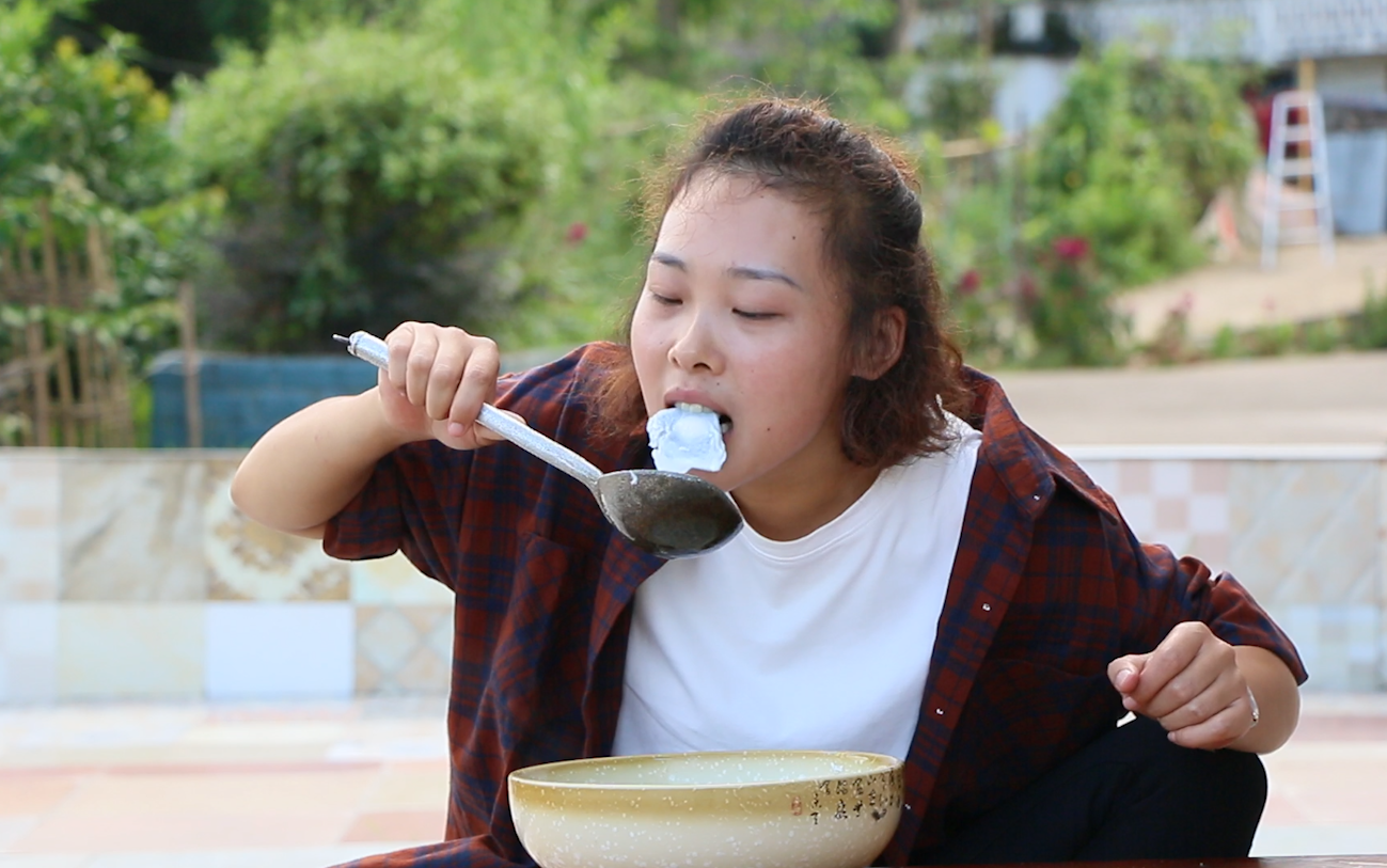 秋妹用大竹特产醪糟煮了一道点心,8个鸡蛋1包汤圆,吃得爽极了