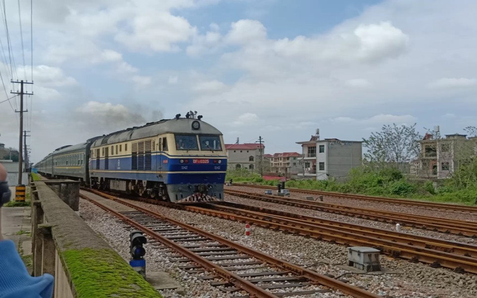 皖赣线,客车特152次乐平市站幺道发车,通过k451公里处机位,本务机车