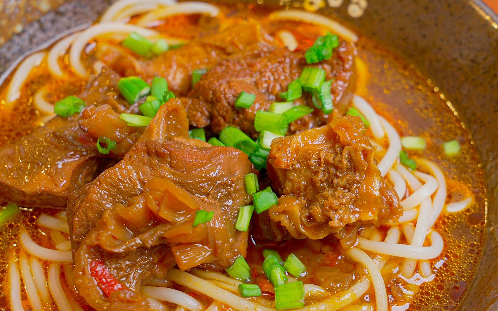 牛腩面,新鲜的牛腩,煮出一锅牛腩汤,浇在面条上,味道太棒了.