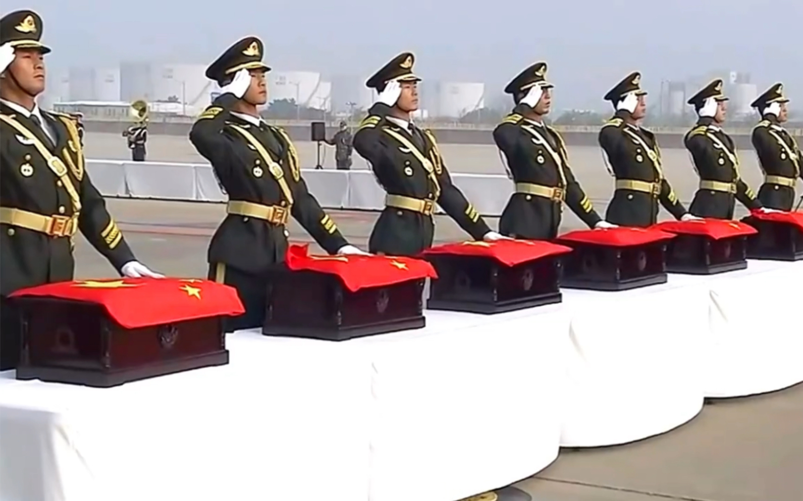 "英雄回家,欢迎回家,致敬先烈"