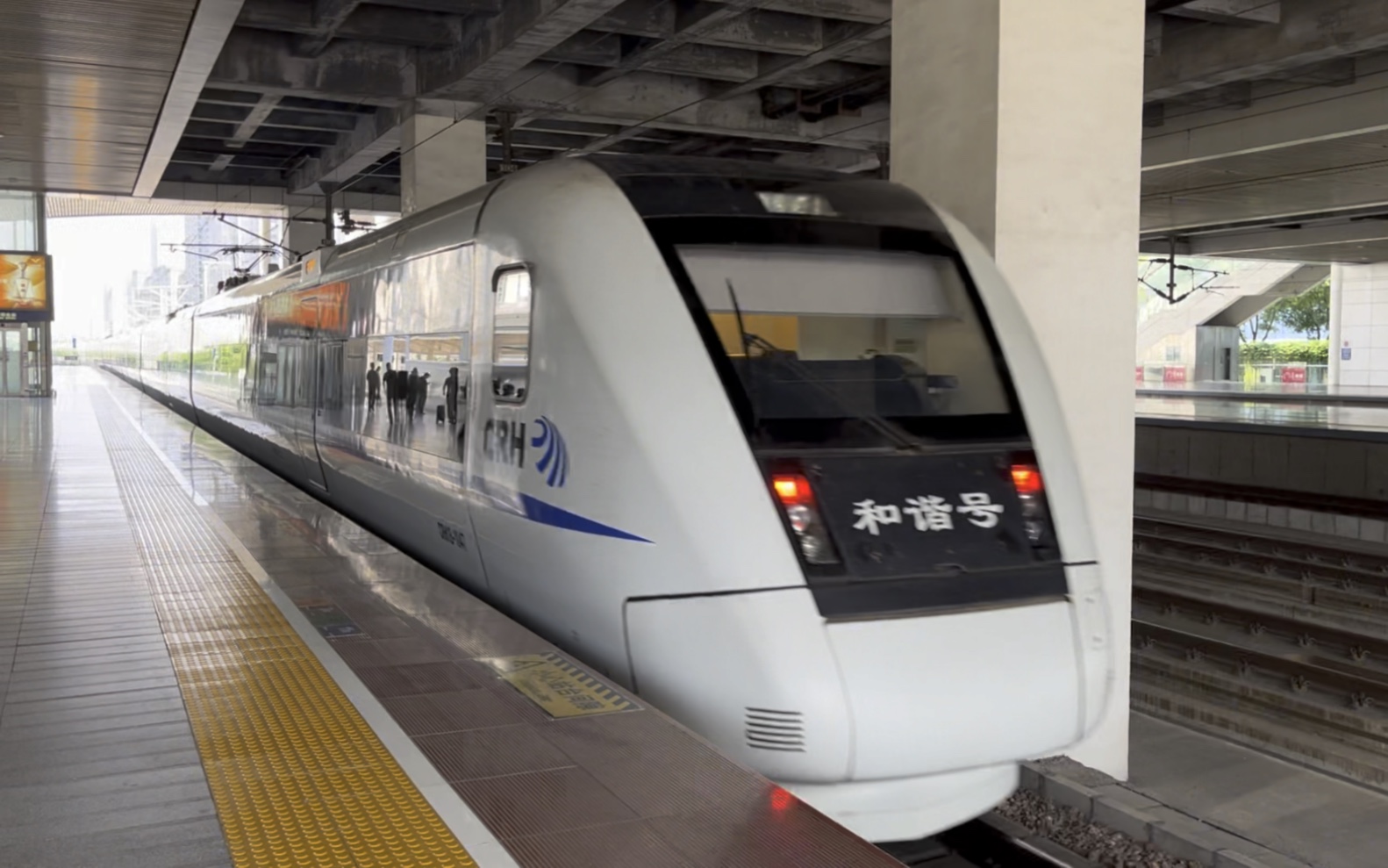 crh1b-1047担当d952次列车离开无锡站(库存)