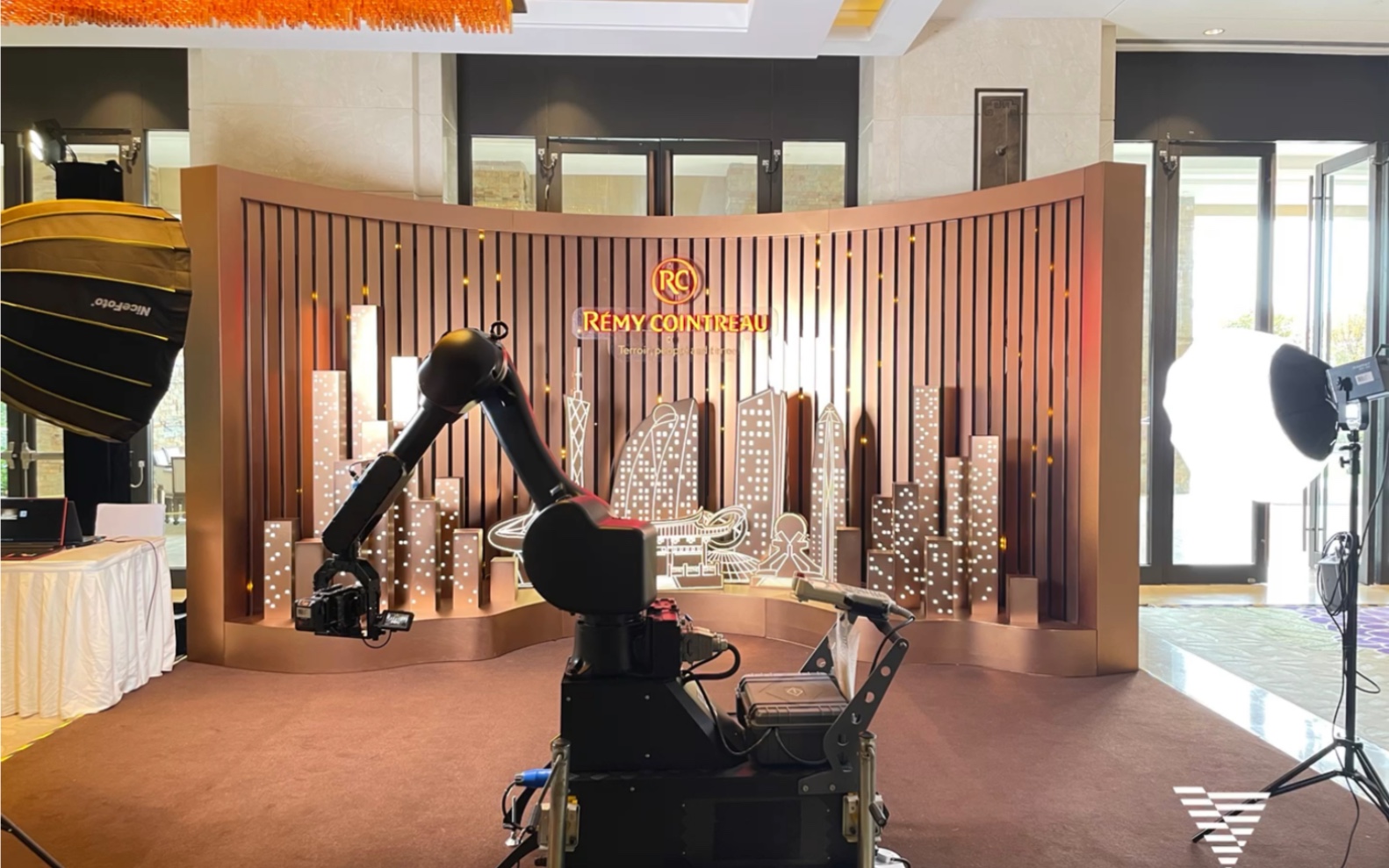 格莱美,机械臂,机械臂拍照,机械臂互动,创意互动,互动装置