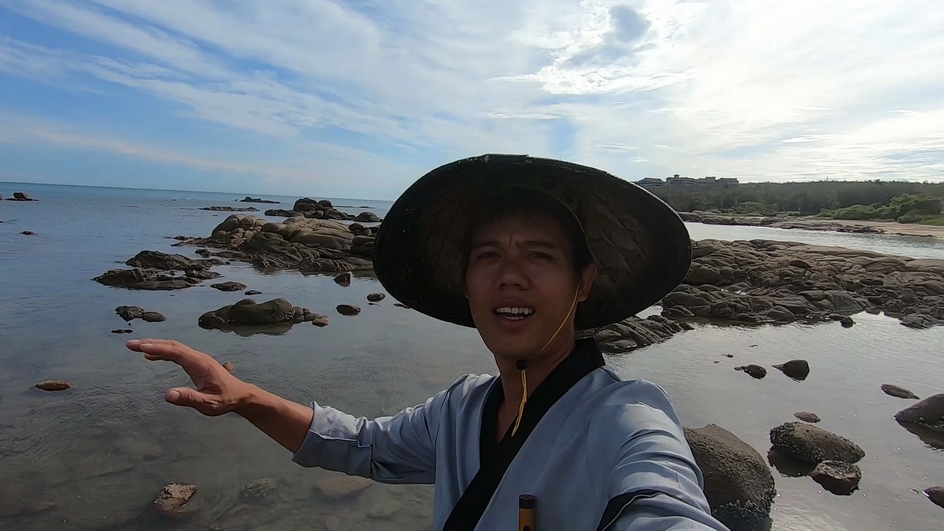 阿平赶海发龙虾财了,石坑里面果然躲着好货,连抓青龙螃蟹椰子螺