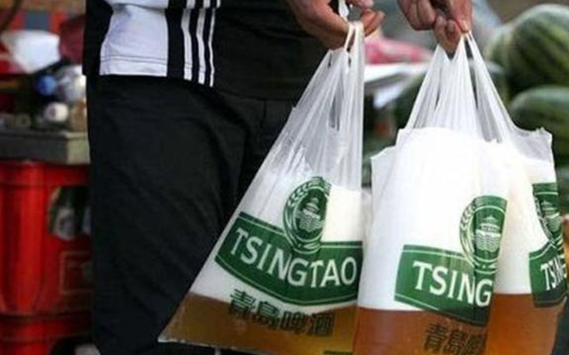 为什么青岛的啤酒都是装塑料袋子里卖的原因让人哭笑不得
