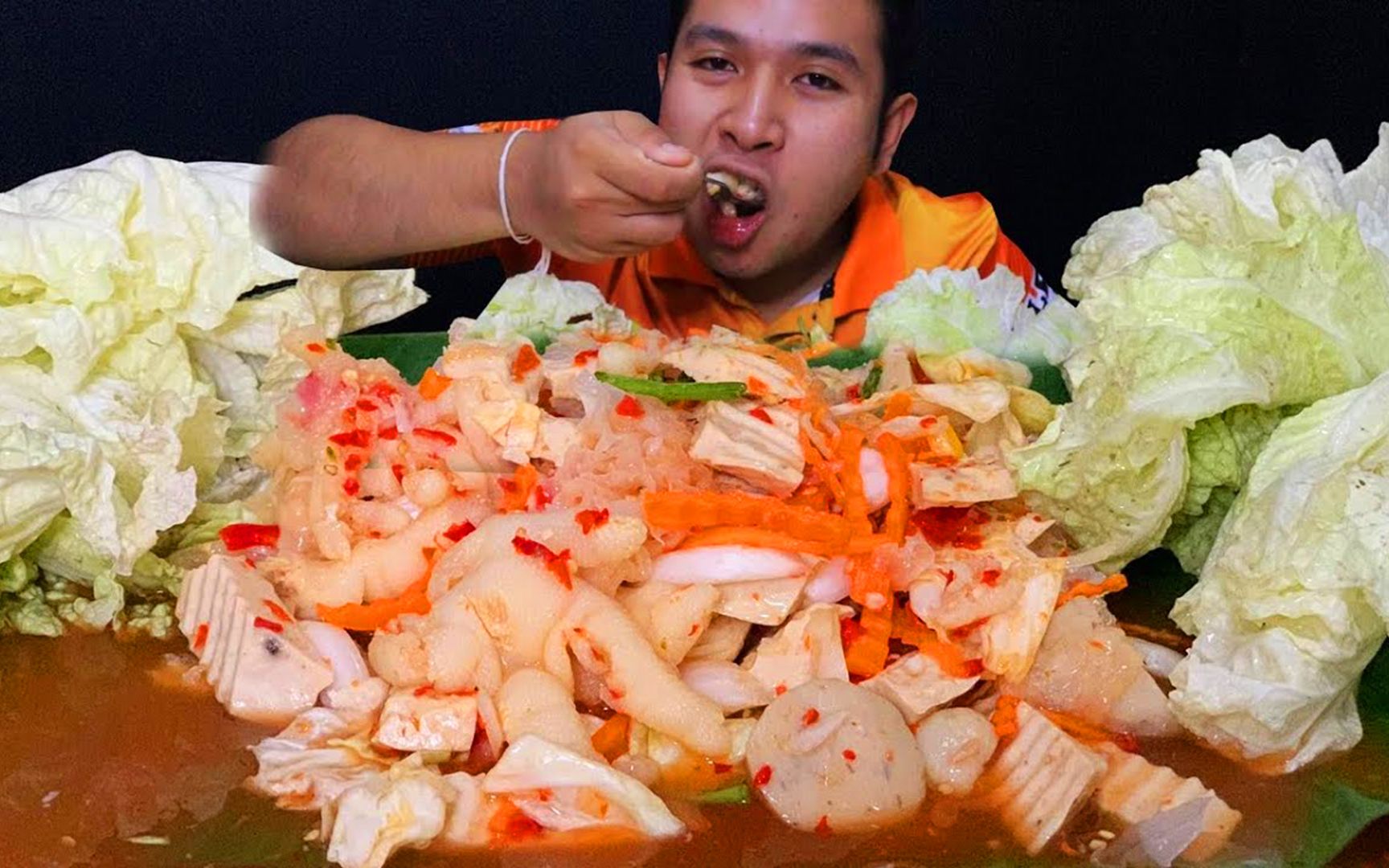 泰国吃播无骨鸡爪肉丸子大白菜又酸又辣又甜爽爆了