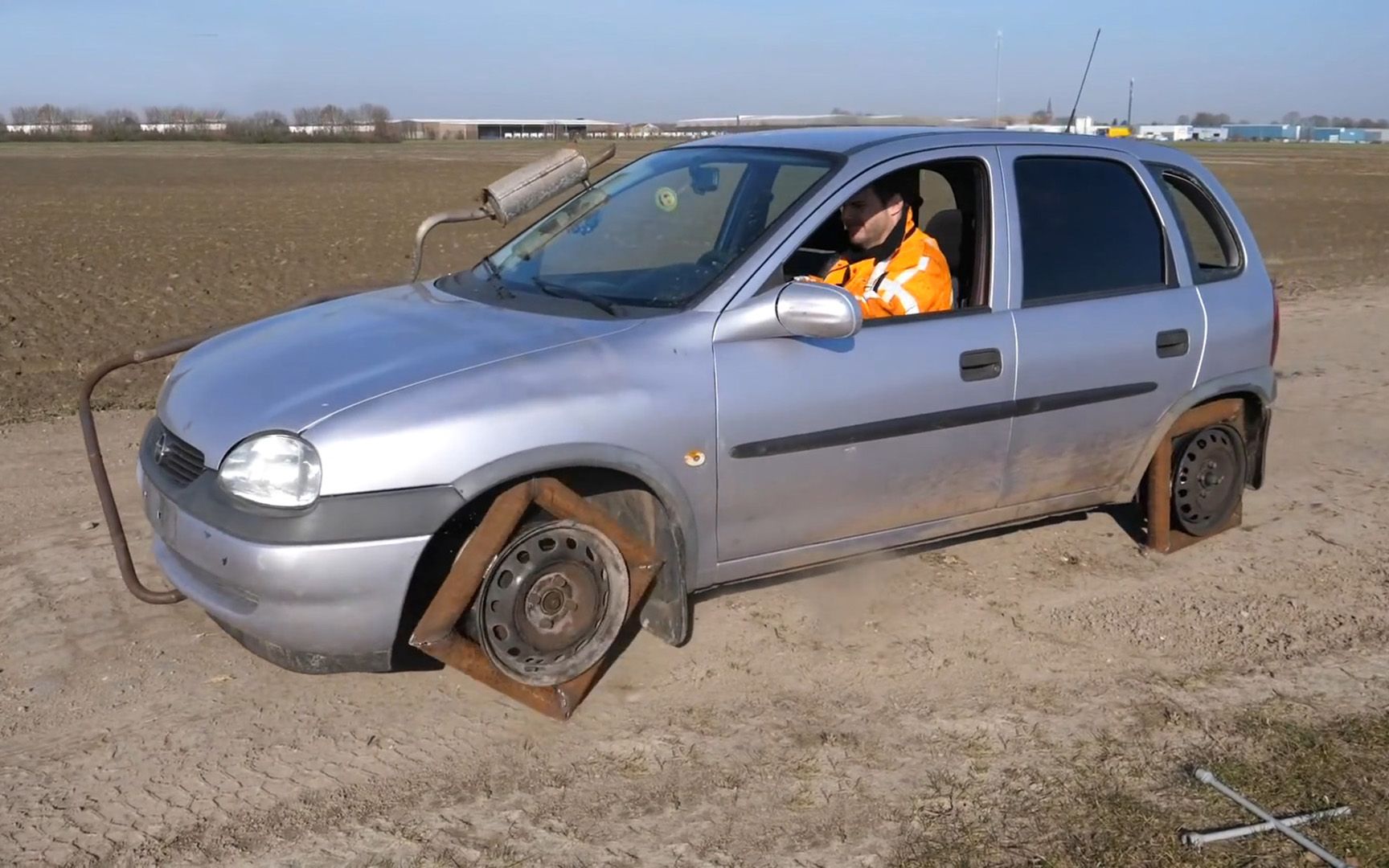 老外给汽车换方形车轮,还能跑得动?网友:隔夜饭都颠出来了!