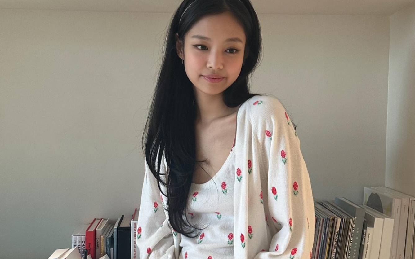 jennie 更新ins 粉红妮妮好嫩