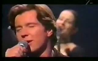 [图]长发Rick Astley -帅气演出 The Ones You Love (Live) 1993