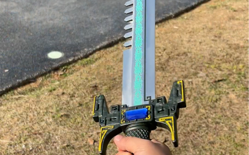 我提着卫庄大人的鲨齿剑来给你梳头了!