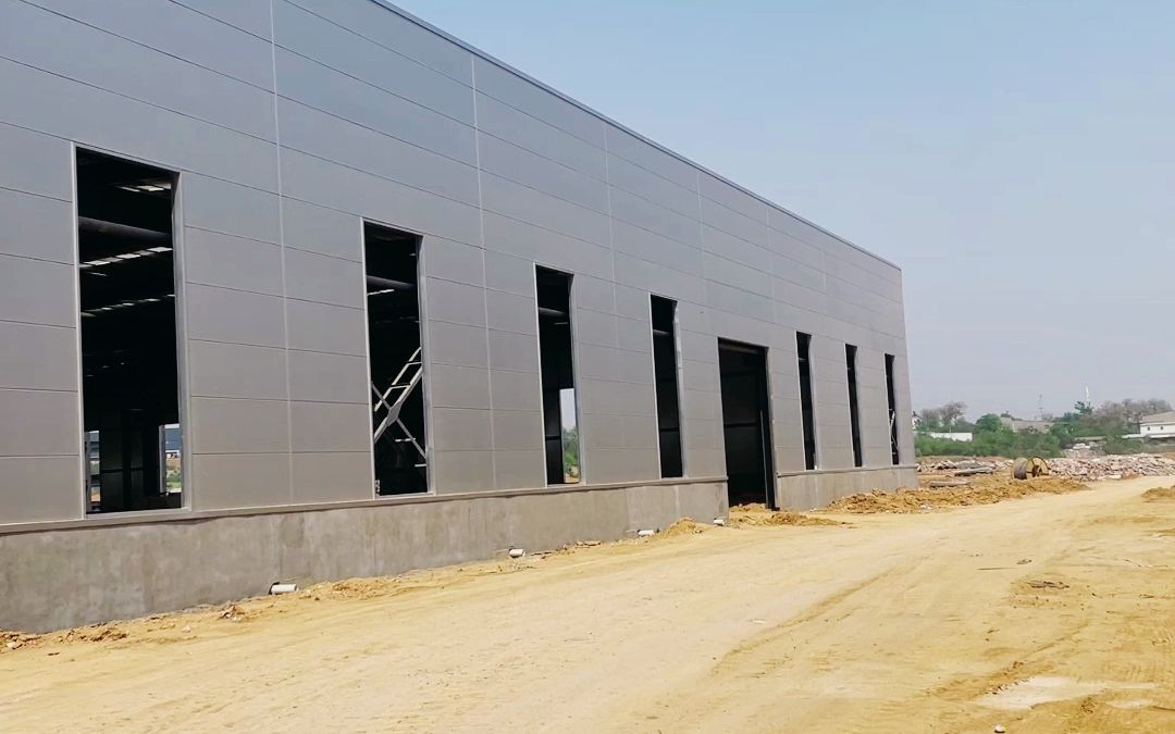 钢结构厂房墙面板安装完工