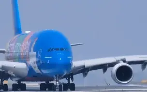 Скачать видео: 对比一下,差距就出来了! 空客A380是真的巨无霸