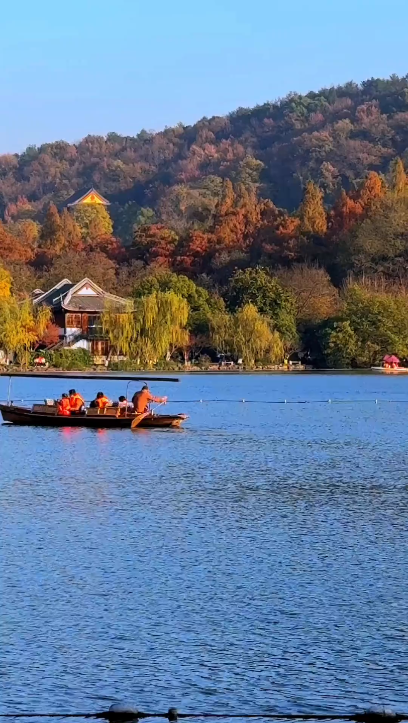 最治愈人心的,便是这世间的山山水水,累了就出去走走,将心放任于天地