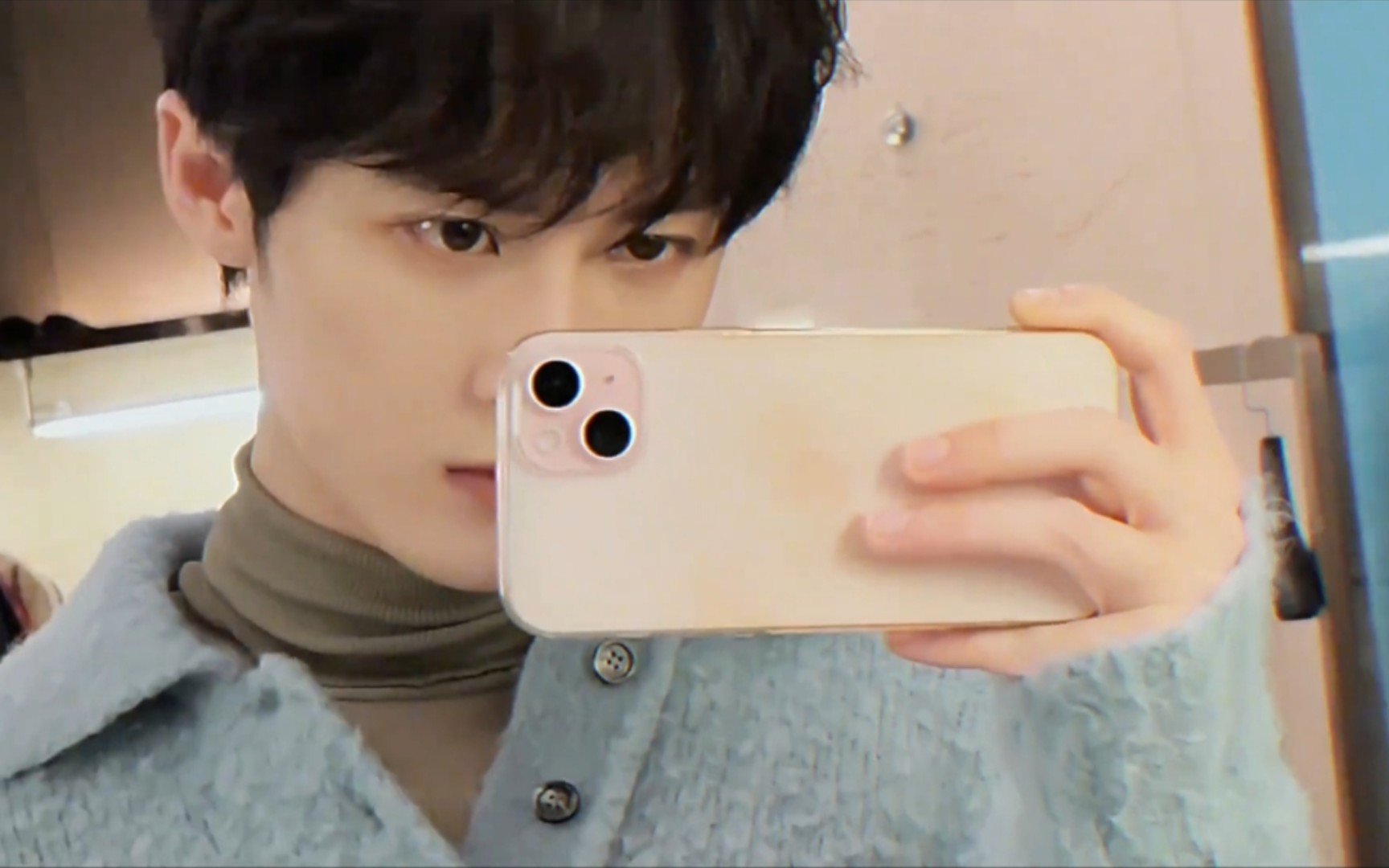 【檀健次】【对镜自拍】是谁的眼神锁定我